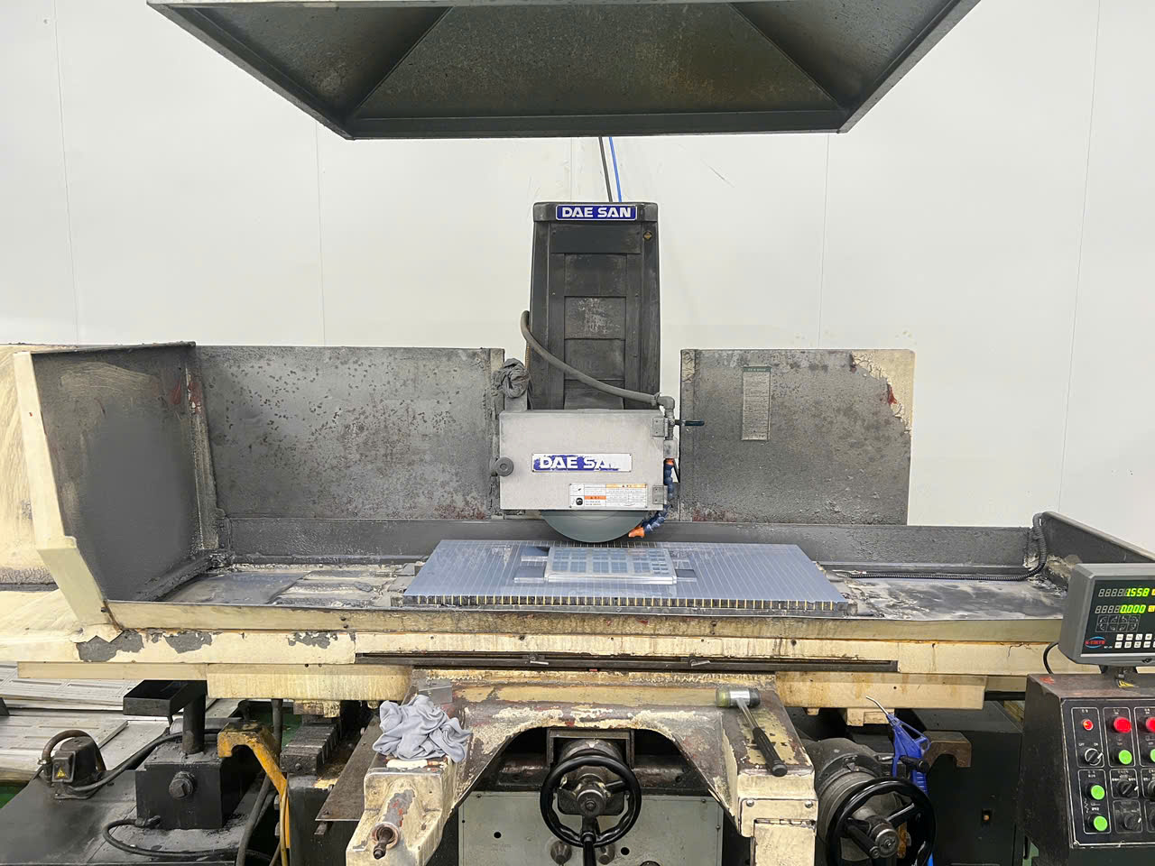 DAE SAN surface grinder in the grinding department at Factory 03