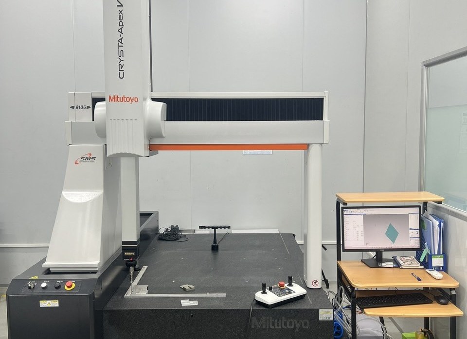 Mitutoyo CRYSTA-APEX V coordinate measuring machine in the metrology lab