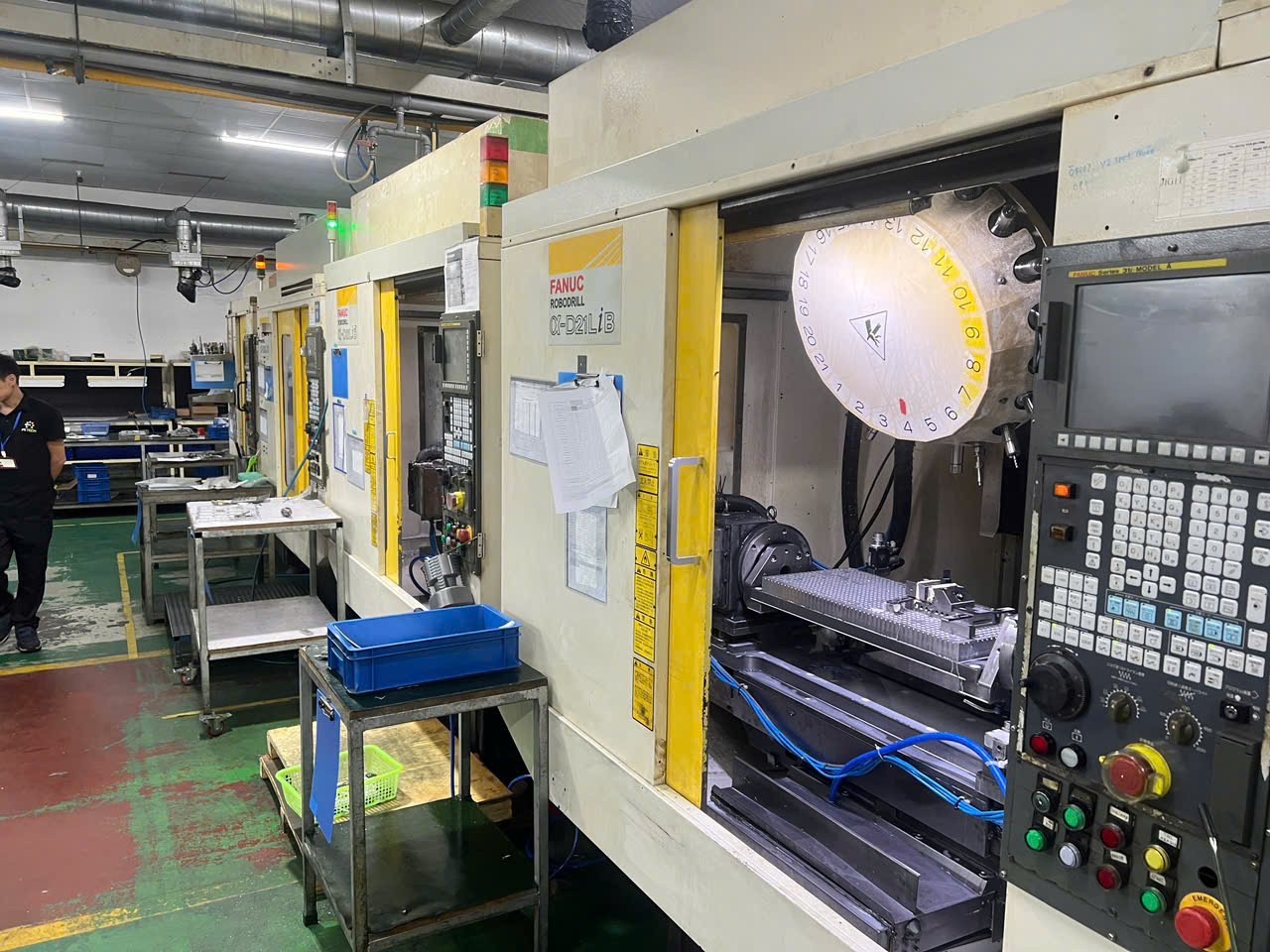 FANUC RoboDrill α-D21LiB with 21-tool magazine and 4th-axis fixture